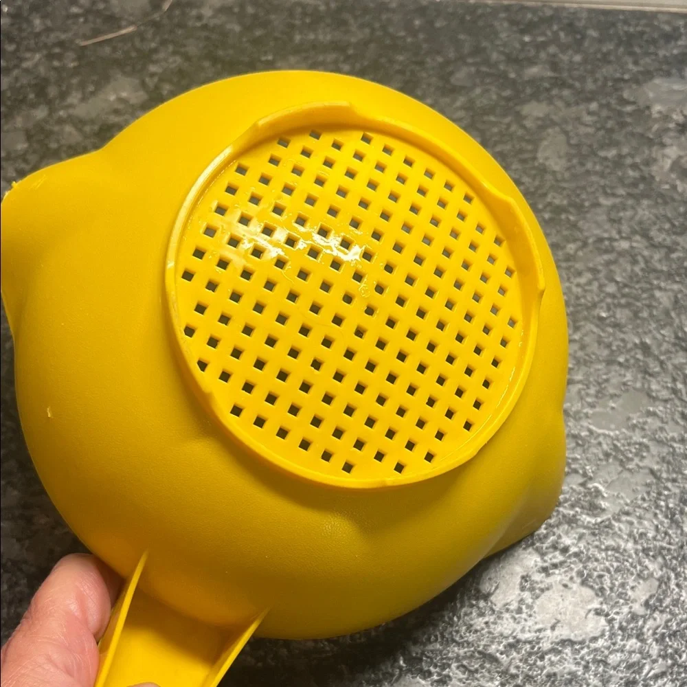 Vintage 7” Bright Yellow Strainer with Handle by Tupperware.  Exc condition